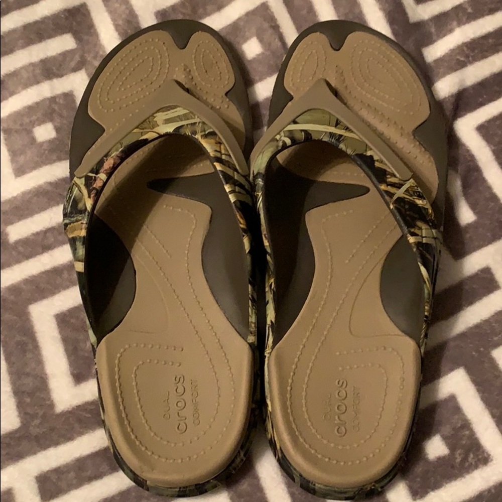 Crocs realtree flip flops. Worn a few times.